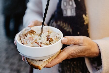 Sauerkraut mit Fleisch auf dem Annaberger Weihnachtsmarkt