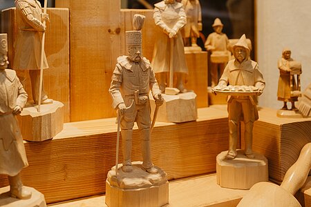 Geschnitzte Figuren in einem Ladengeschäft in Schneeberg