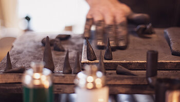 Herstellung erzgebirgische Räucherkerzen in der Schauwerkstatt der Manufaktur Huß