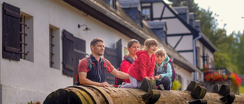 Familie im Siebenschlehener Pochwerk in Schneeberg