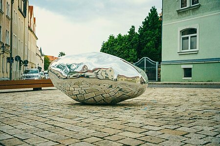 Purple Path Kunstwerk in Freiberg "Trashstone 689"