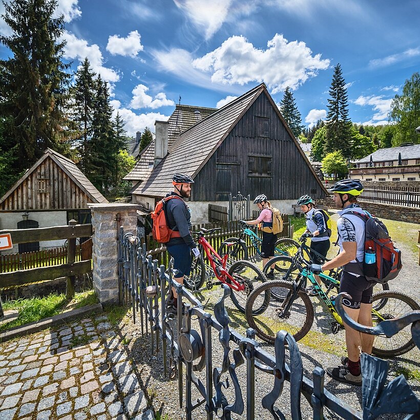 Radfahrer bei einem Stopp am Frohnauer Hammer in Annaberg-Buchholz