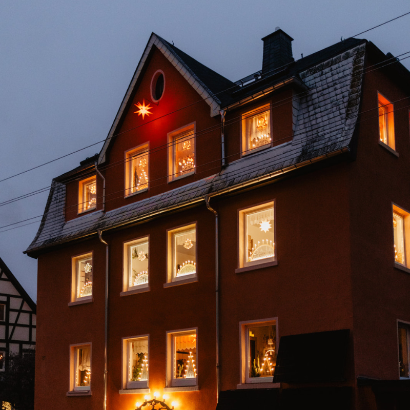 Beleuchtete Fenster in Weißbach