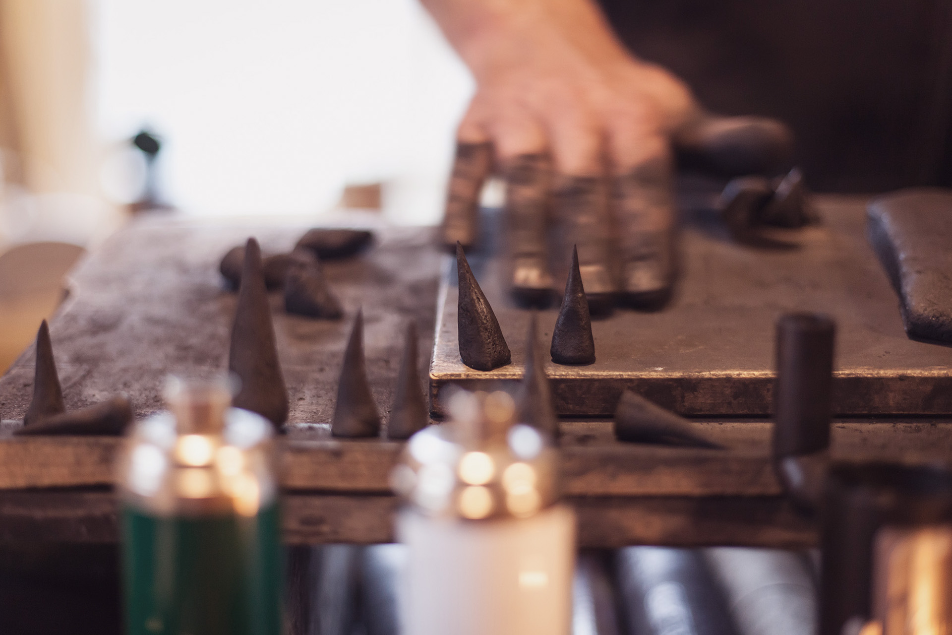 Herstellung erzgebirgische Räucherkerzen in der Schauwerkstatt der Manufaktur Huß