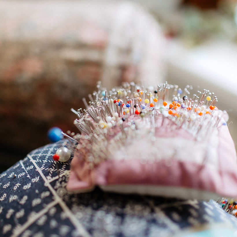 Detail mit Nadelkissen am Klöppelsack für Erzgebirgische Klöppelkunst