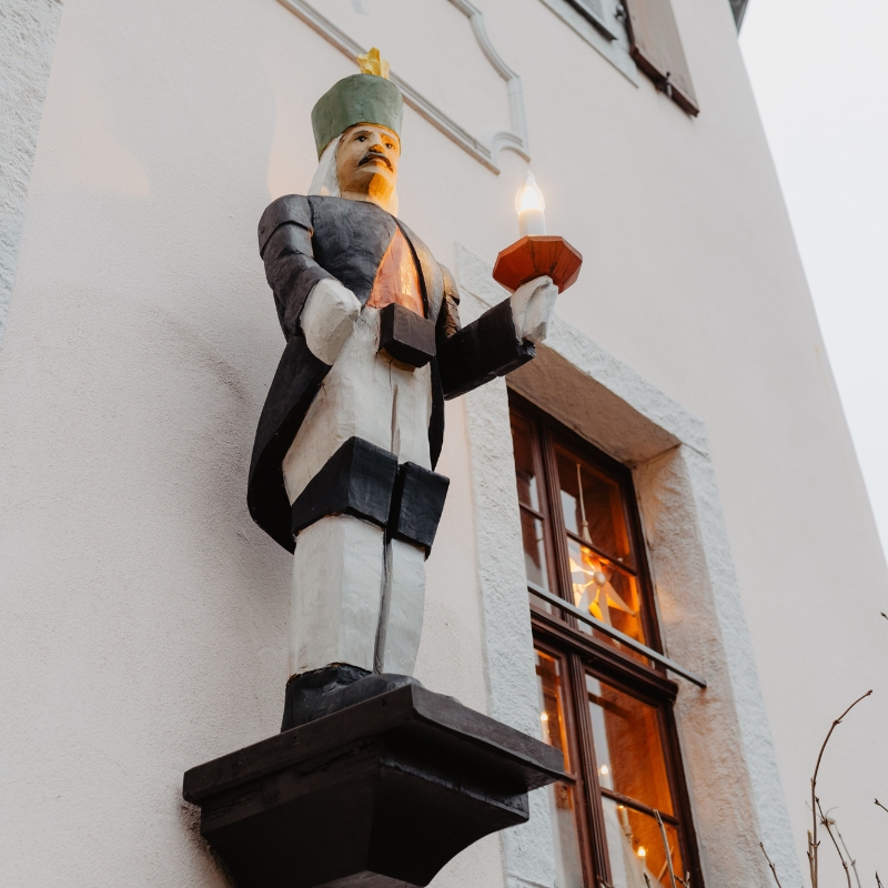 Dekoration an einem Fachgeschäft für erzgebirgische Volkskunst