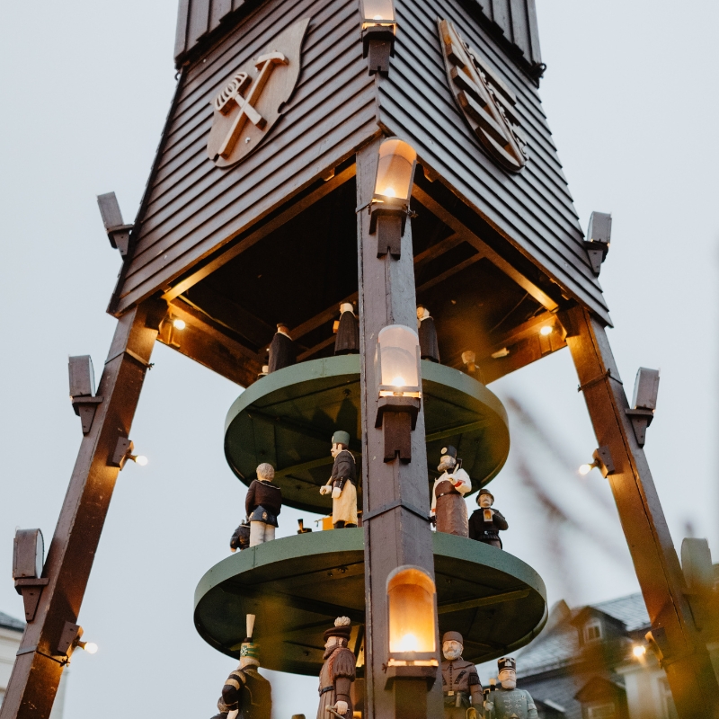 Ortspyramide mit Bergbaumotiven auf dem Marktplatz in Schneeberg
