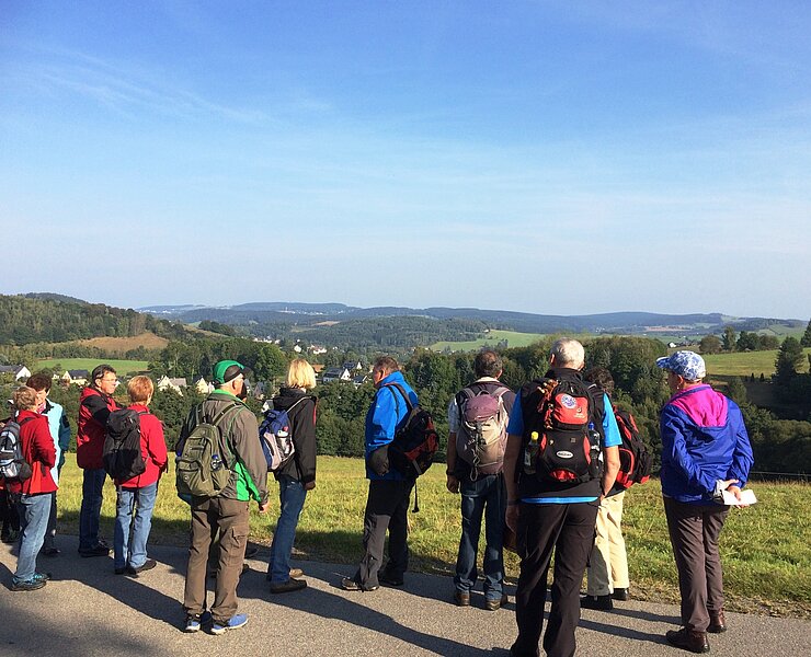 Wandergruppe im Friedrichsbachtal Pöhla mit herrlichem Blick zum Spiegelwald (Stadtverwaltung Schwarzenberg)