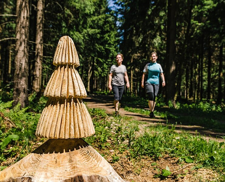 Holzfiguren an der Versöhnungsloipe (Phillip Maethner)