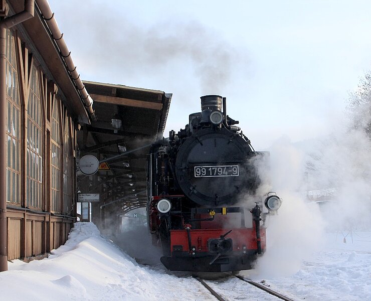 Lok der Fichtelbergbahn am Bahnhof Cranzahl (Katja Steigerwald)