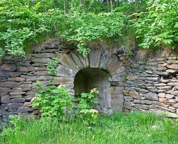 Bergbaulandschaft Goldbachtal / Einigkeitfundgrube - Halde mit Mundloch der Aufschlagrösche (WFE GmbH Annaberg-Buchholz)