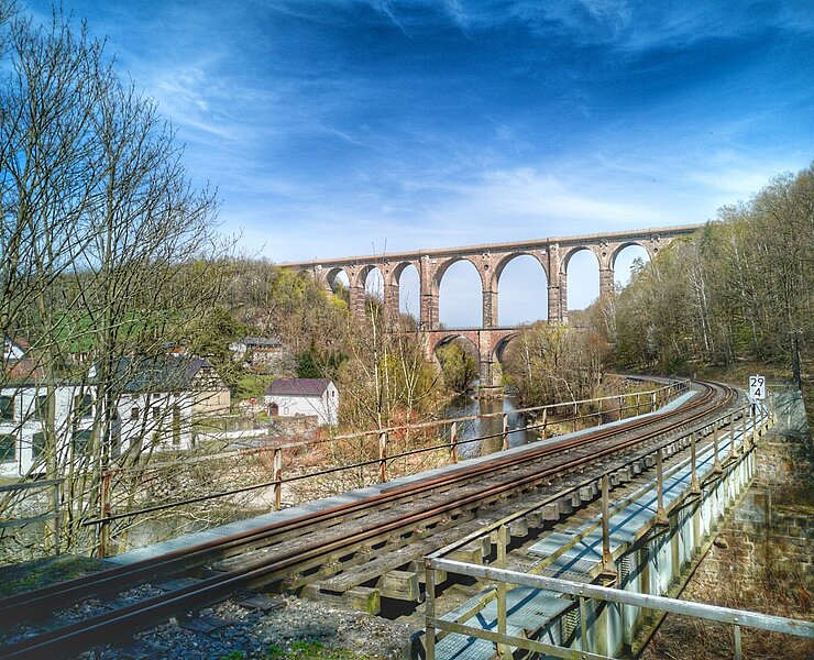 Göhrener Viadukt, rechts die stillgelegte Muldentalbahn (Bastian Rakow)