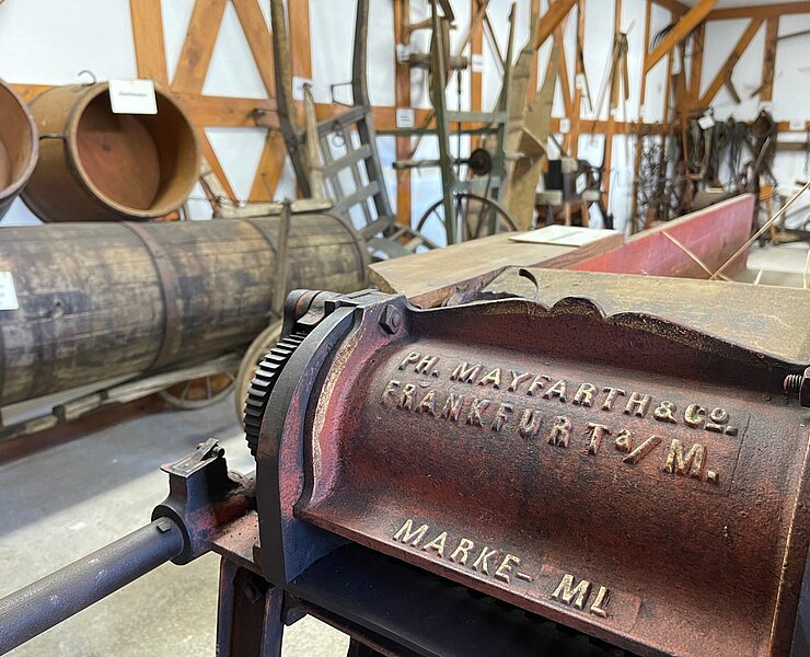 In der Tenne gibt es kuriose Haushaltsgegenstände und landwirtschaftliche Geräte aus dem letzten Jahrhundert. (Böttcherfabrik)