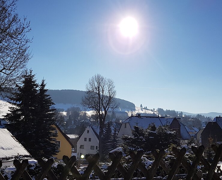 Blick von der Heilige Dreifaltigkeitskirche auf den Schießberg (Sebastian Martin, Gemeinde Crottendorf mit OT Walthersdorf)