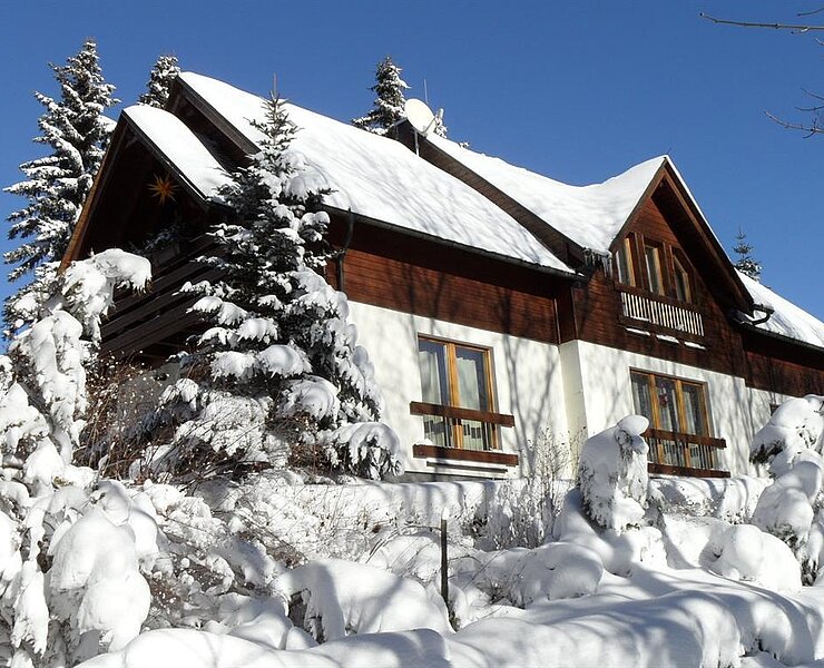 Ferienhaus "Keilbergblick", Südseite im Winter ()