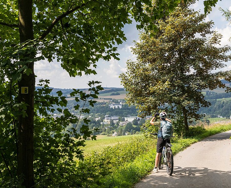 Radfahren im Erzgebirge - Blick auf Neuhausen Purschenstein (Tourismusverband Erzgebirge e.V./Thomas Rathay )