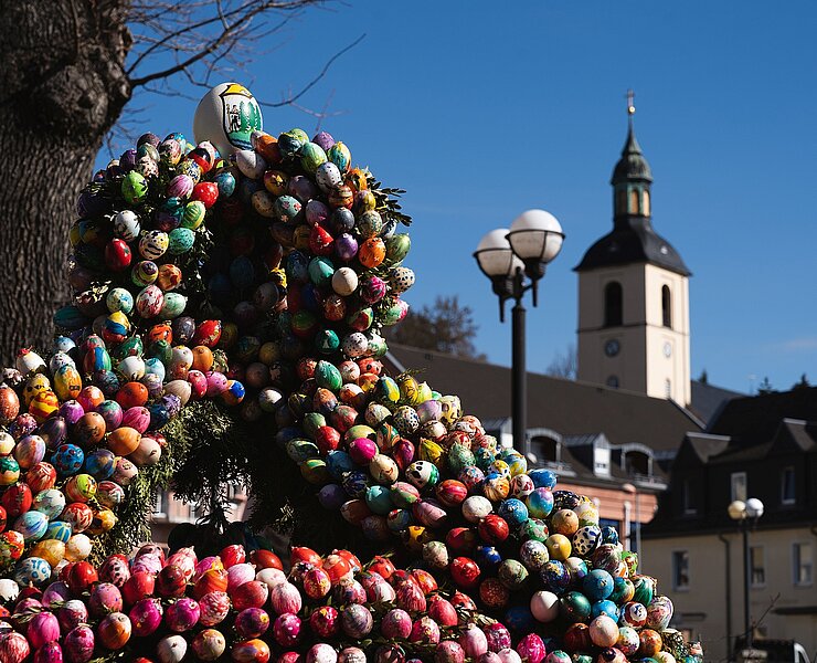 Thalheimer Osterbrunnen mit Kirche im Hintergrund (Patrick Eichler)