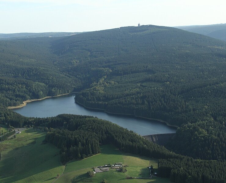 Luftbild Talsperre Sosa mit Auersberg ()