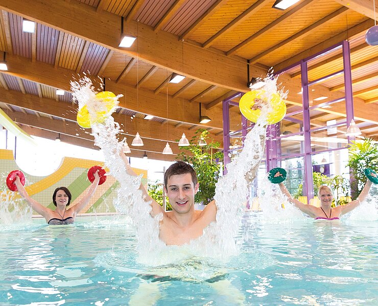 Wassergymnastik im Therapiebecken (Dirk Rückschloss)