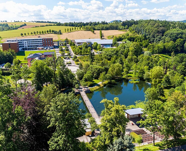 Blick auf Kurparkteich, Hotel "Santé Royale", Silber-Therme (Dirk Rückschloß)