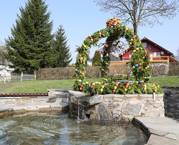 Osterbrunnen vor der Kirche im Zwönitzer Ortsteil Brünlos ()