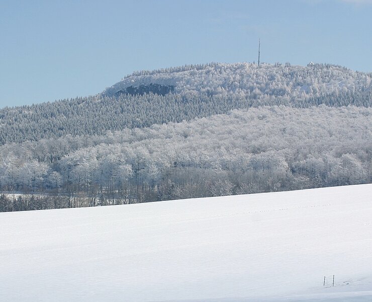 Blick auf den winterlichen Bärenstein von Cranzahl aus (Gemeinde Sehmatal)