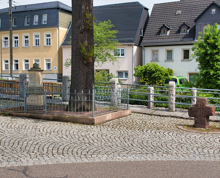 Sühnekreuz Claußnitz mit Gefallenendenkmal 1870 (Bastian Rakow)