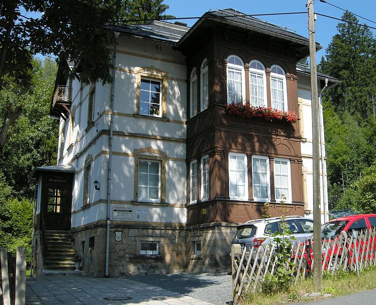 Villa Parkplatz ()