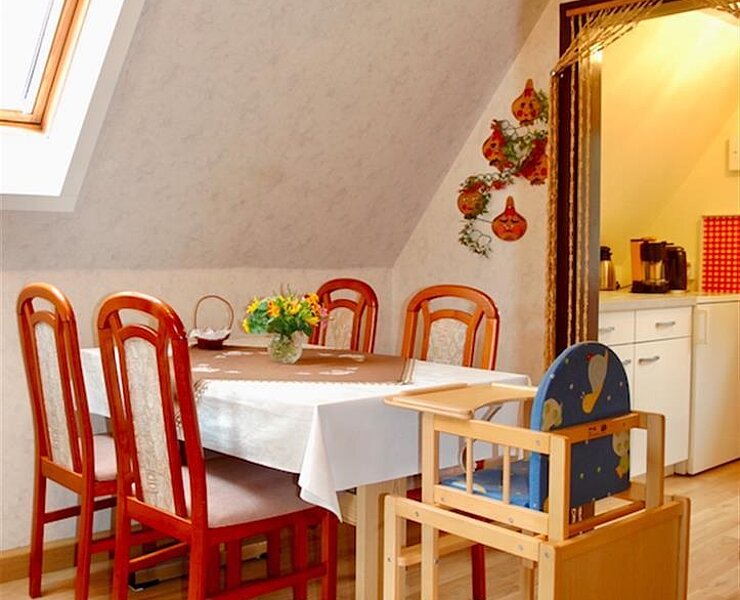 Wohn-/Esszimmer im OG, bei Bedarf mit Babystuhl ()
