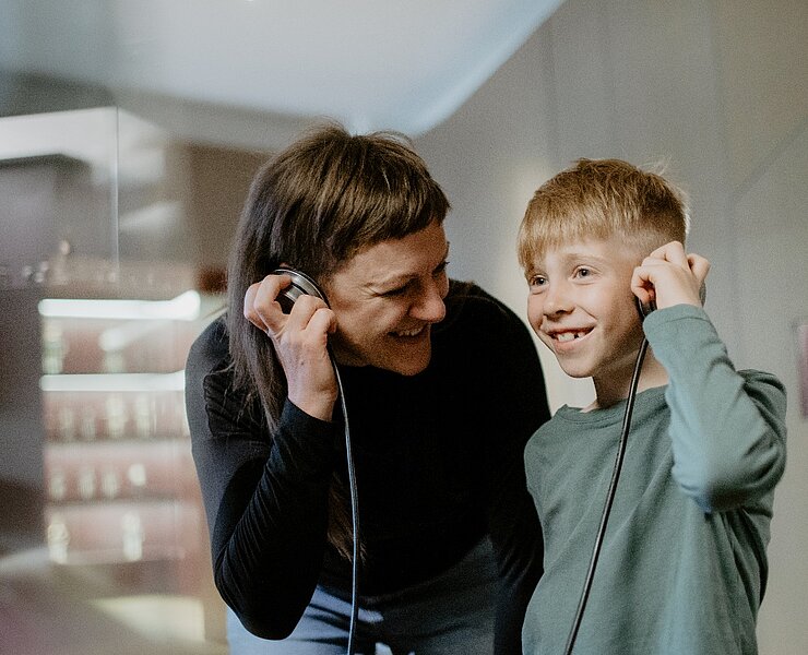 Mutter und Sohn an einer Hörstation in der Manufaktur der Träume (Anja Schalling)