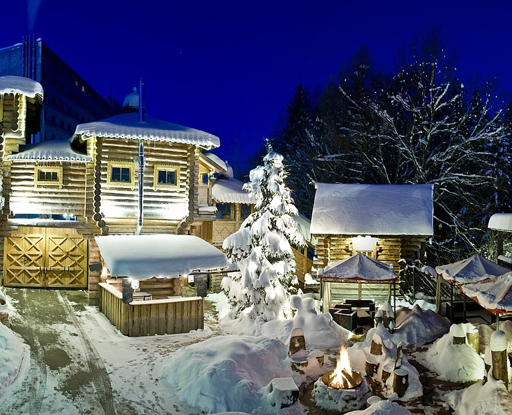 russischer Saunahof im Winter ()