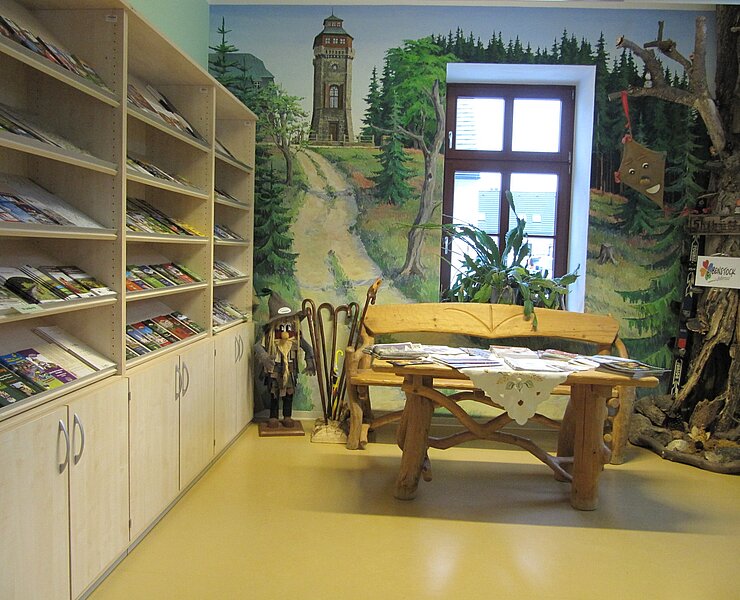 Regal und Sitzgruppe im Tourist-Service-Center Eibenstock (Henry Pansch)