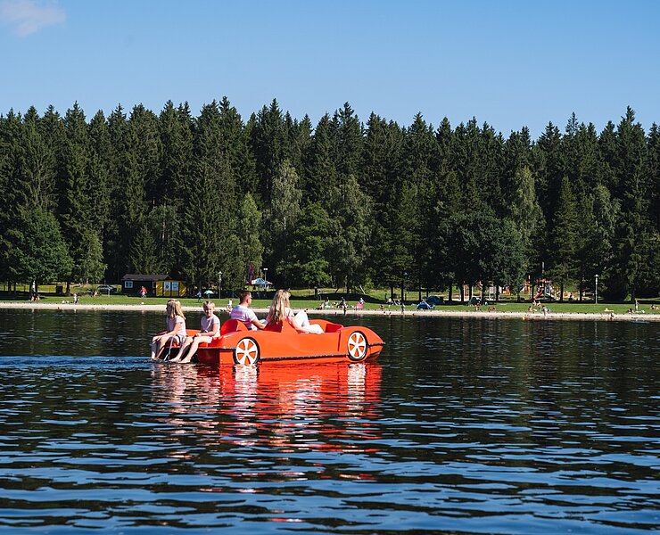 Bootfahrt auf dem Greifenbachstauweiher im Erzgebirge (P. Eichler, Greifensteinregion)
