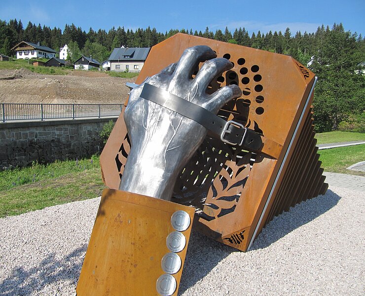 Skulptur "Geburt des Bandonions" in Carlsfeld (Henry Pansch)
