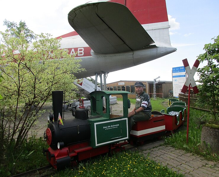 Parkeisenbahn am Flugzeug (Undine Weise, Gemeinde Neuhausen)