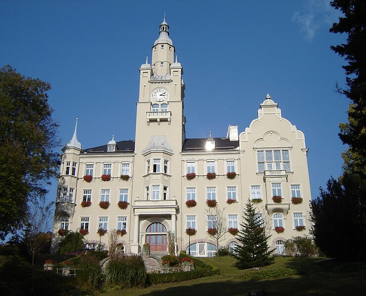 Jugenstilrathaus Eibenstock vom Rathauspark aus gesehen (Tourist-Service-Center Eibenstock)