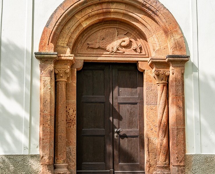 Portal aus Rochlitzer Porphyrtuff der St. Pankratiuskirche in Wiederau (Bastian Rakow)