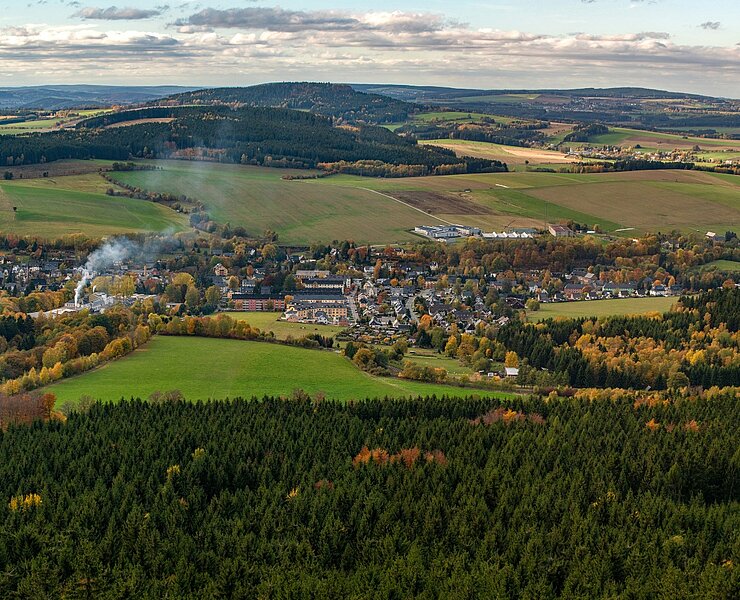 Blick vom Bärenstein auf den Liebenstein und Scheibenberg, die alte Salzstraße verläuft in Bildmitte (Olaf Martin)