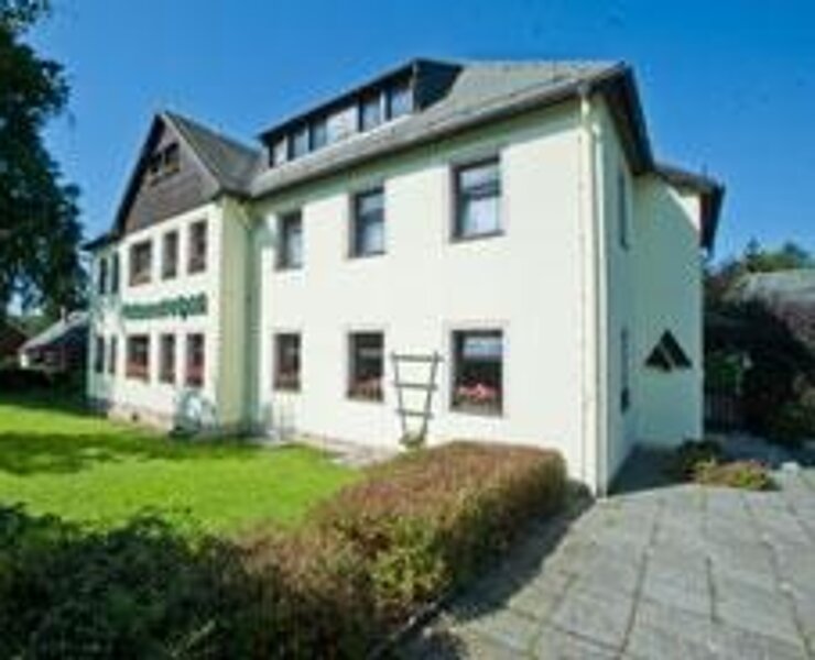 Ferienhotel im Sommer ()