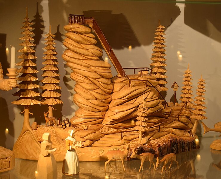 Schnitzerei Greifensteine im Schnitz-Museum Jahnsbach (Vanessa Schüppel)