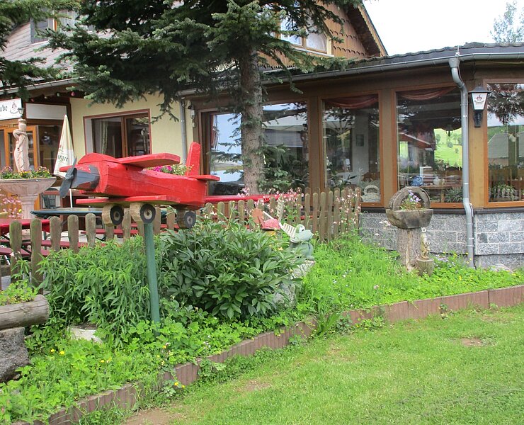 Restaurant mit Biergarten am Flugzeug (Undine Weise, Gemeinde Neuhausen)