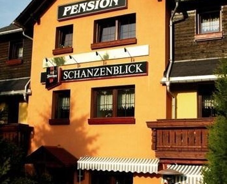 Hausansicht im Sommer ()