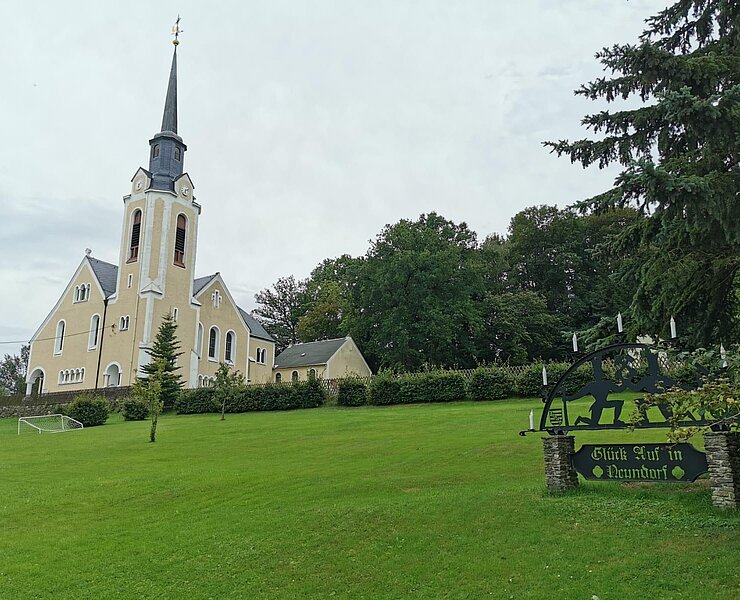 Kirche in Neundorf ()