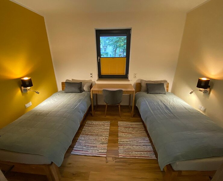 Schlafzimmer mit zwei Einzelbetten A1 ()