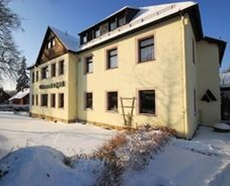 Ferienhotel im Winter ()