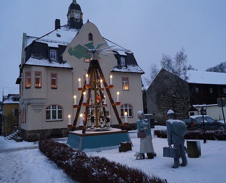 Pyramide vor dem Rathaus in Auerbach/Erzgebirge (Corinna Bergelt)