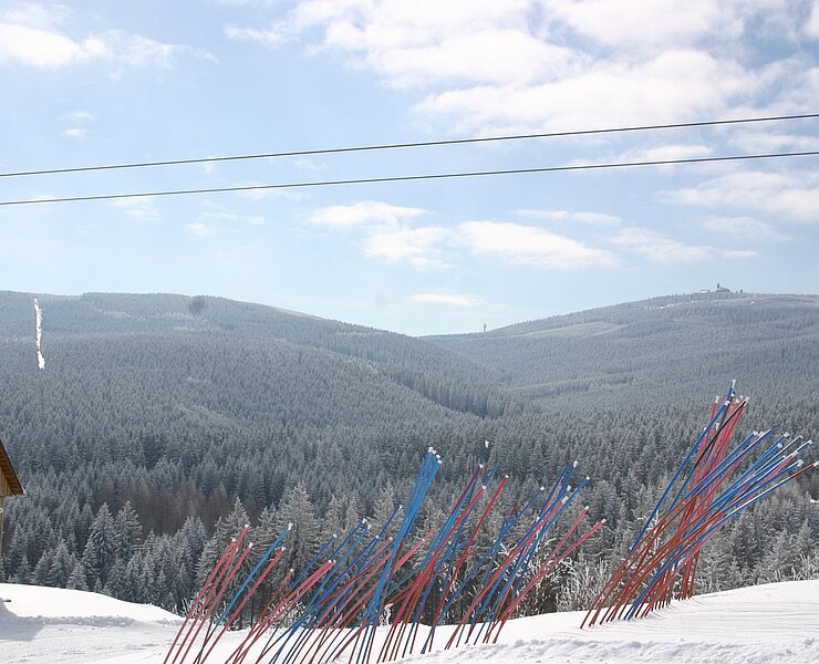 Blick vom Paulusberg zum Fichtelberg im Winter (Gemeinde Sehmatal)