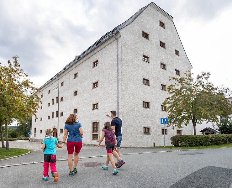 Der einstige Getreidespeicher, vermittelt heute sächsisch-böhmische Kulturgeschichte. Außerdem befindet sich auch die Stadtbibliothek im Gebäude. (Uwe Meinhold )