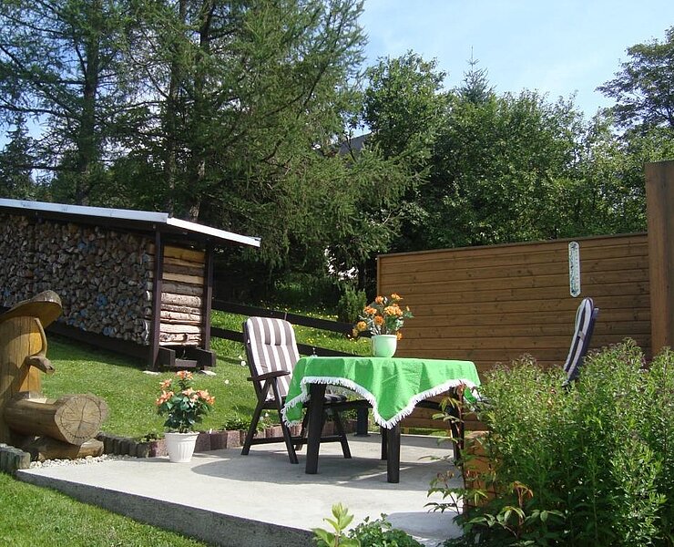 Sonnenterrasse mit Sitzmöbeln und Holzkohlegrill ()