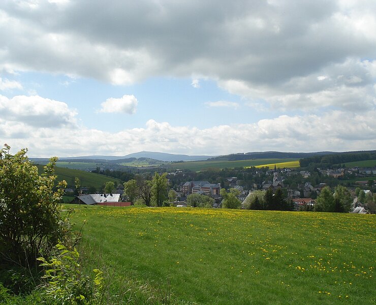 Blick vom Kirchsteig über den OT Sehma zum Fichtelberg (Gemeinde Sehmatal)